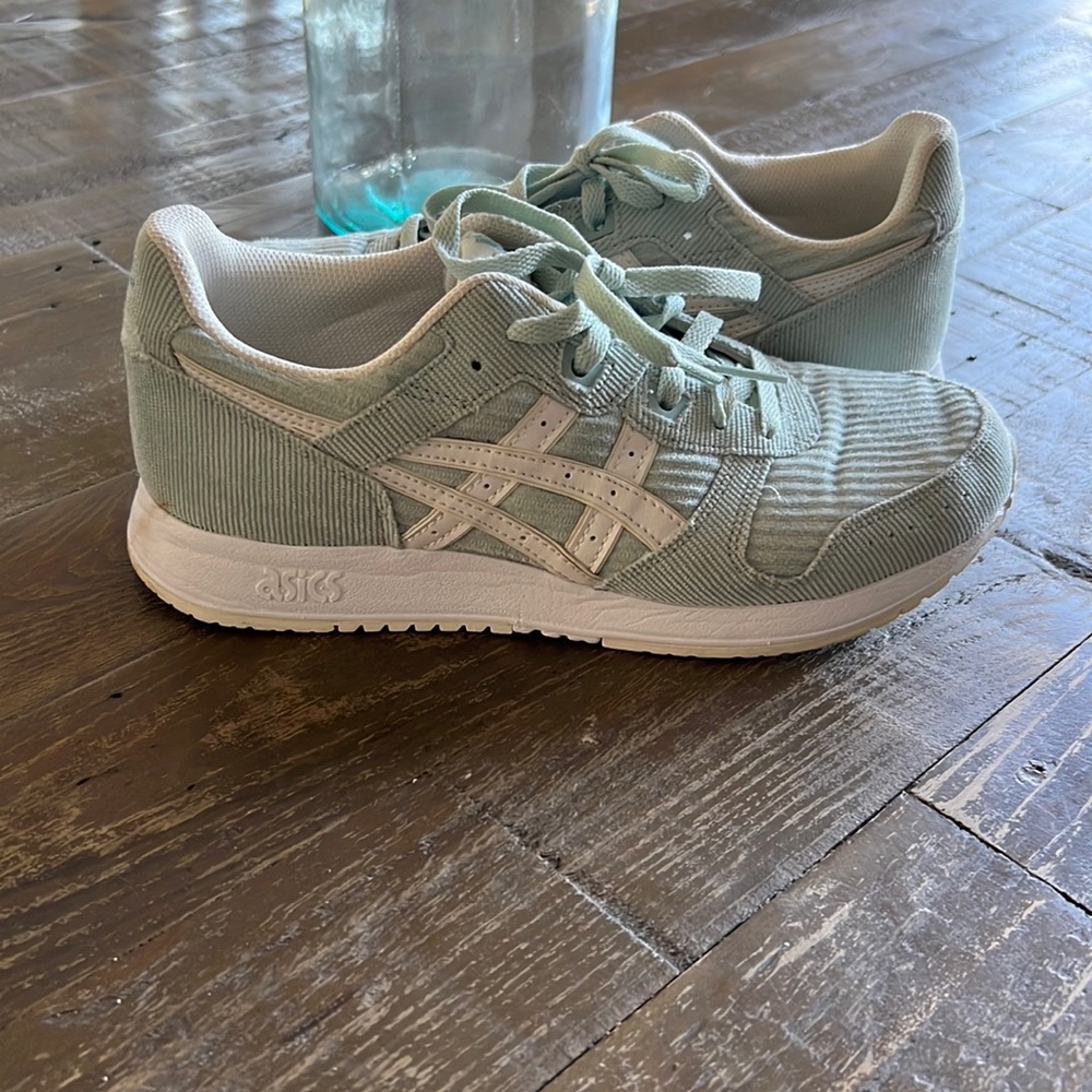 Women, size 8 ASIC Sneakers, great condition